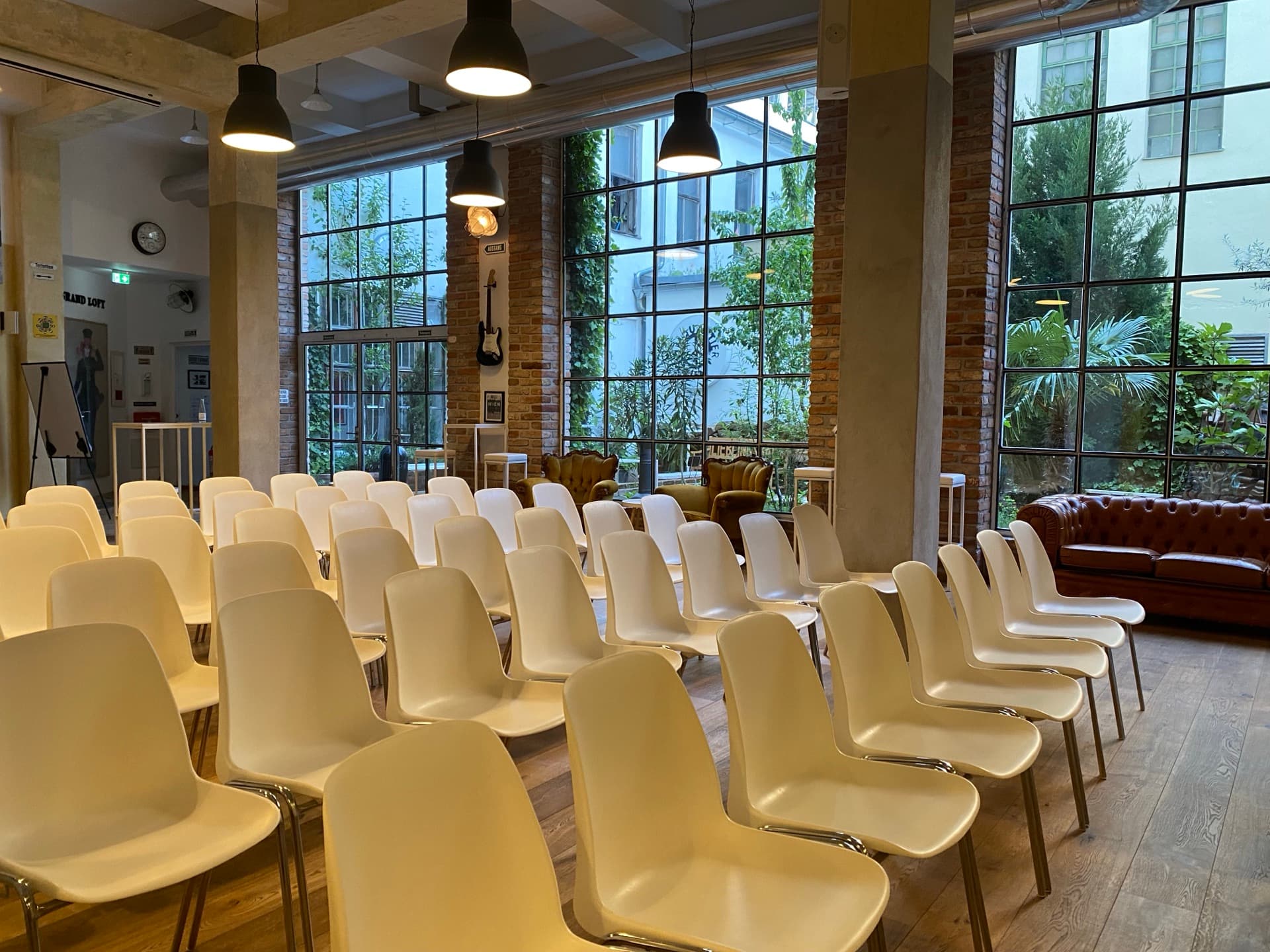 GRAND LOFT — Seminar-Setup mit Tageslicht