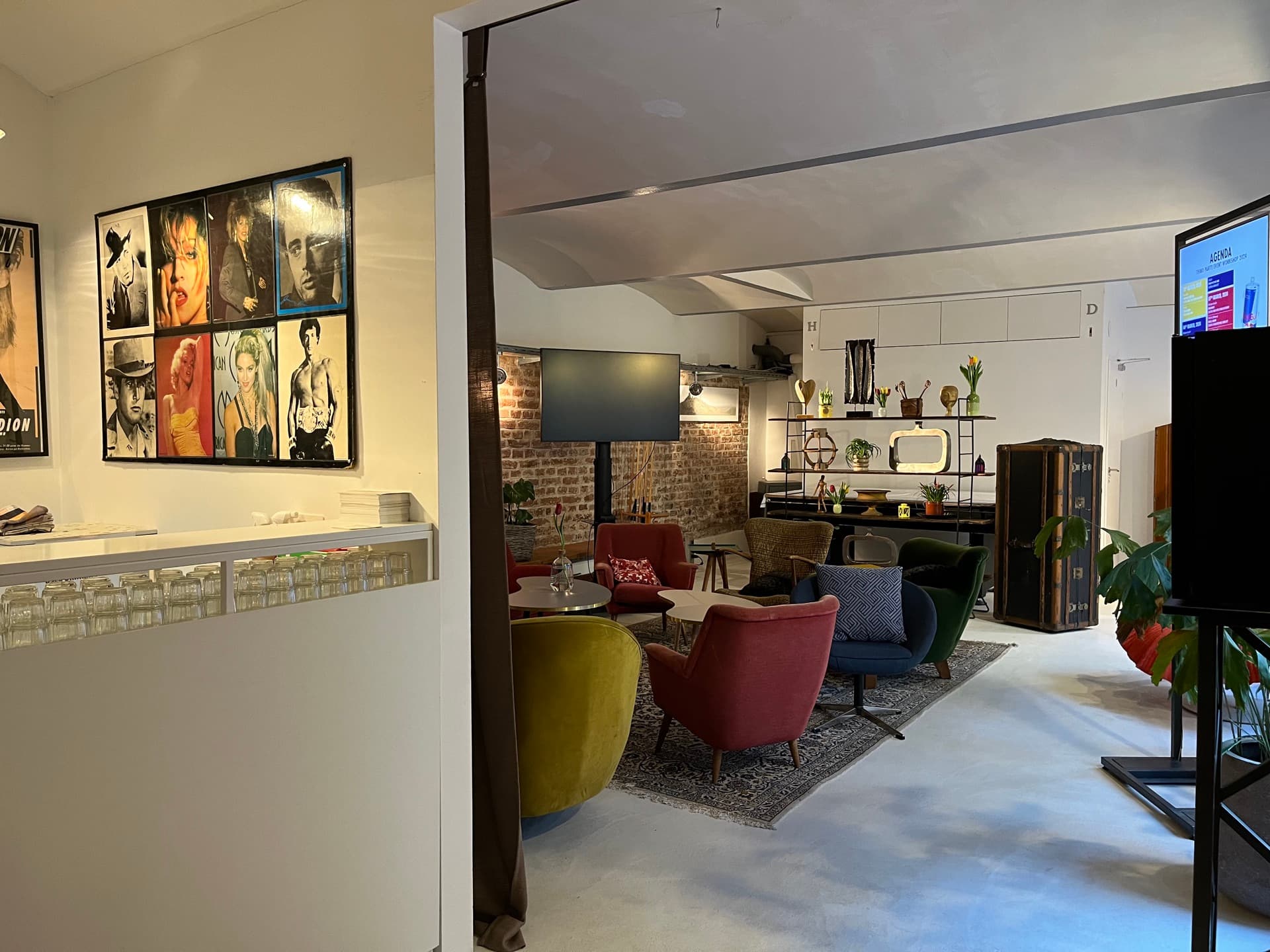 SMALL LOFT — Lounge area with sofa