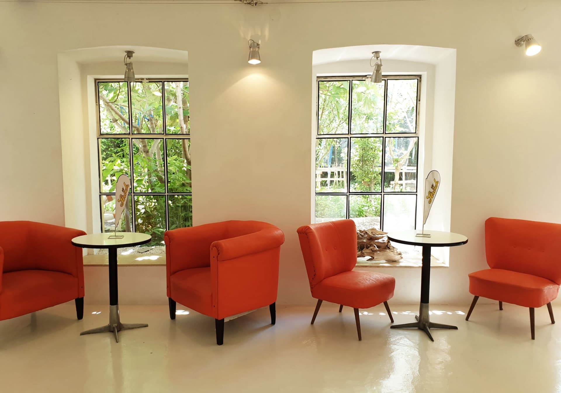 SMALL LOFT — Seminar room with orange furniture