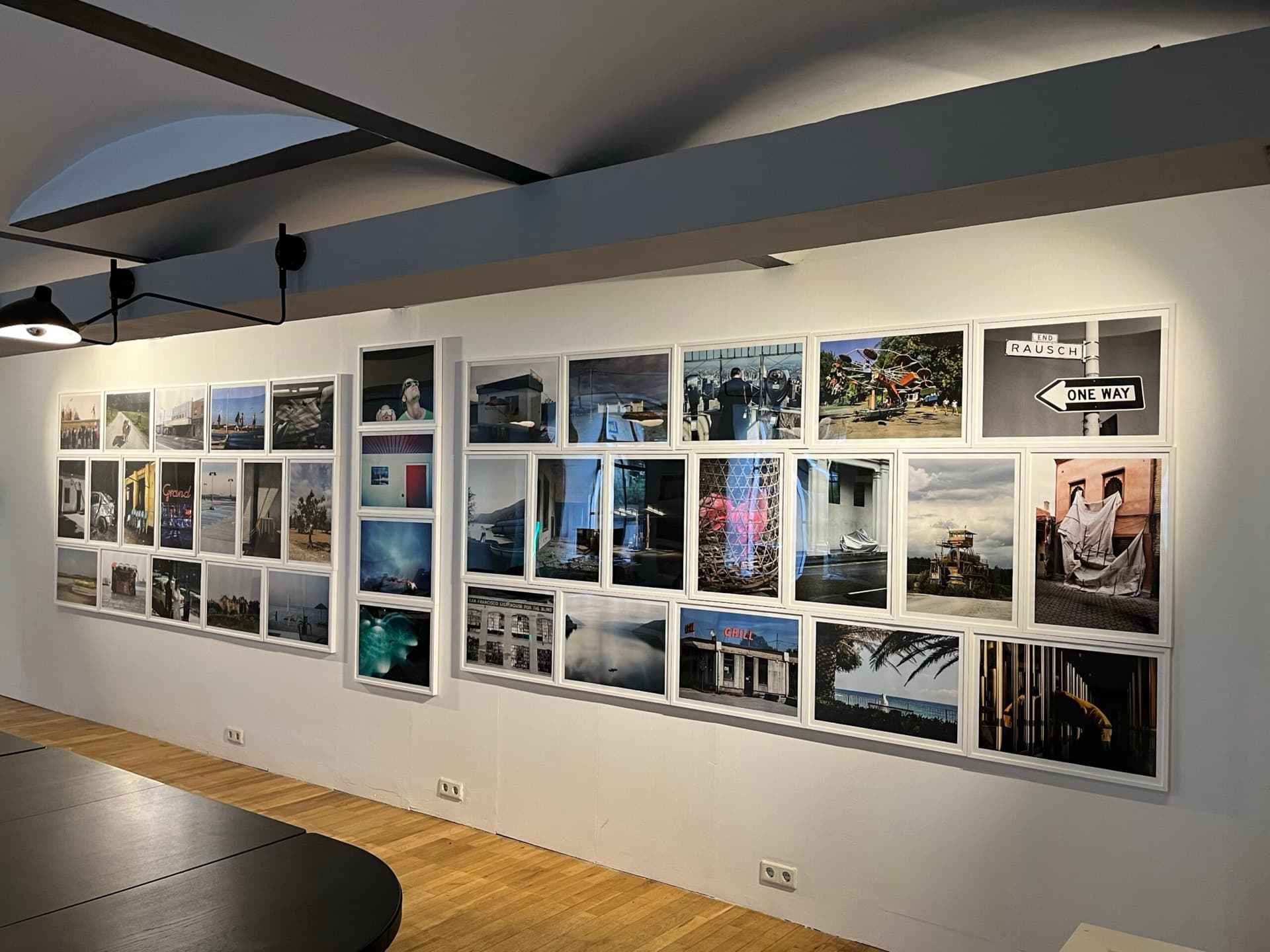 VANILLA LOFT — Picture series on wall
